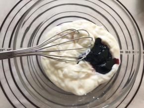 酸奶和蓝莓酱混合