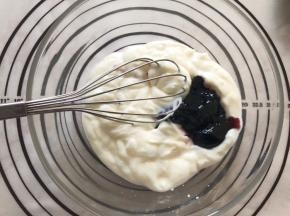 酸奶和蓝莓酱混合