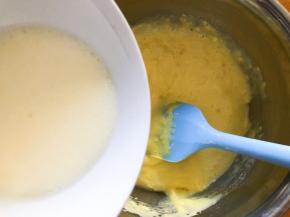 倒入搅拌好的纯牛奶和玉米油