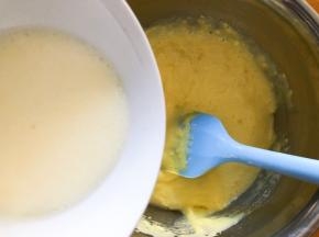 倒入搅拌好的纯牛奶和玉米油