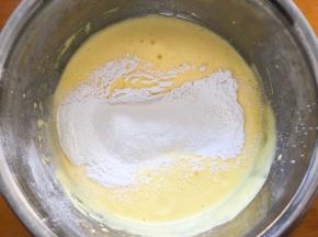 筛入低筋面粉搅拌均匀