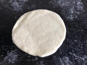 醒发好的面团，用擀面杖擀成面皮