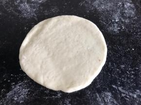 醒发好的面团，用擀面杖擀成面皮