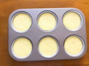 倒入模具中，刚好6个