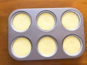 倒入模具中，刚好6个