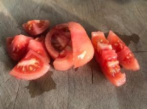 番茄洗净去皮后切成小丁