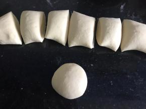 搓成长条后分成若干个小剂子，盖上保鲜膜醒发10分钟