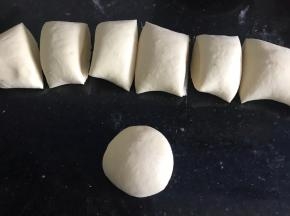 搓成长条后分成若干个小剂子，盖上保鲜膜醒发10分钟