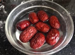 红枣洗干净，沥水备用