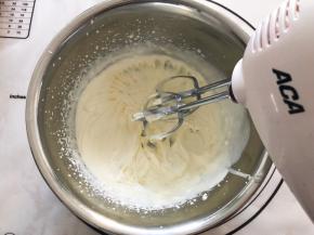 用ACA打蛋器，将淡奶油加糖打发至8分发