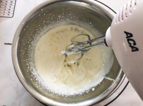 用ACA打蛋器，将淡奶油加糖打发至8分发