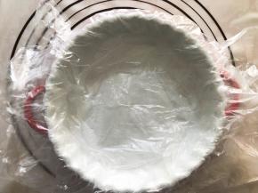 盘子中放入保鲜袋