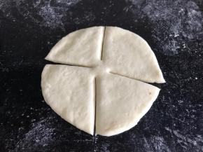 用刀在四边切四刀，中间不切断