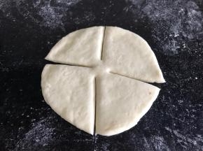 用刀在四边切四刀，中间不切断