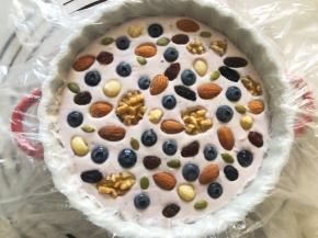 放上喜欢的各种坚果和蓝莓，放入冰箱冷冻一夜