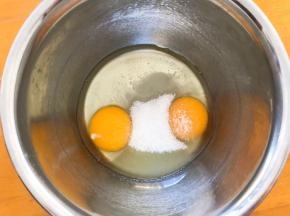 鸡蛋加入细砂糖