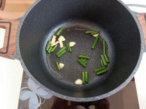 热锅热油，葱姜蒜爆香