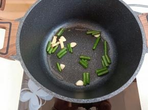 热锅热油，葱姜蒜爆香