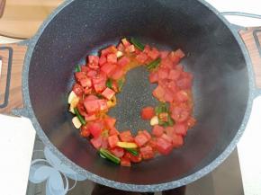 加入西红柿炒出汁