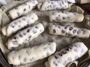 放入铺好屉布的蒸屉上，密封醒发15分钟左右，再放入开水锅中蒸10分钟即可