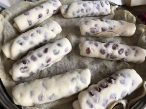 放入铺好屉布的蒸屉上，密封醒发15分钟左右，再放入开水锅中蒸10分钟即可