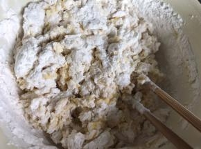 把主料食材放入容器中，混合均匀