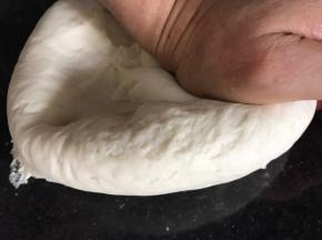 发酵好的面团取出，揉压排气