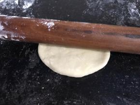 醒发好的面团，用擀面杖擀成面皮