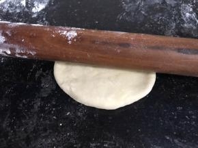 醒发好的面团，用擀面杖擀成面皮