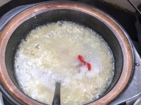 加入枸杞，煮沸拌匀即可