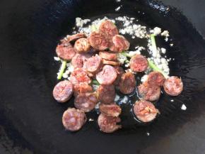 倒入香肠翻炒均匀