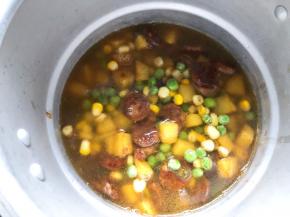 倒入清水，刚好和食材平齐即可，盖上盖子，大火煮开后关小火压20分钟