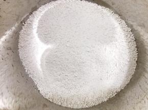 煮糖水的同时，把马蹄粉倒入盆里