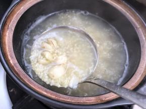 小米熬煮至开花，汤汁浓稠
