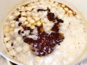 糖水煮开片糖融化后，转最小火