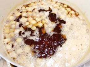 糖水煮开片糖融化后，转最小火