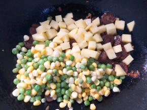 倒入蔬菜翻炒至断生