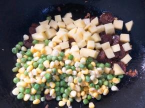 倒入蔬菜翻炒至断生