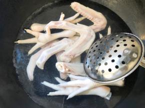 鸡脚和鸭翅放开水中过一下捞出