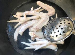 鸡脚和鸭翅放开水中过一下捞出