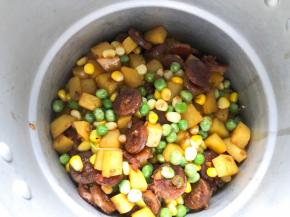 上面铺满炒好的蔬菜