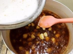 再倒入搅拌均匀的剩下全部粉浆，也要一边倒一边搅拌