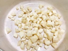 锅里放入马蹄粒