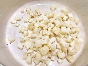 锅里放入马蹄粒