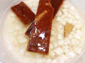 加入清水750克，中小火煮至片糖融化（不要煮太久以免水份流失太多，片糖融化糖水煮开就可以了）