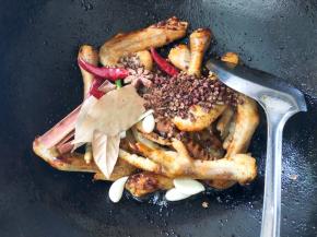 倒入花椒，八角，香叶，干辣椒，蒜，香葱翻炒均匀