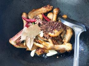 倒入花椒，八角，香叶，干辣椒，蒜，香葱翻炒均匀