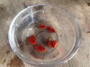 枸杞洗净，沥干备用