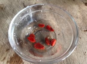 枸杞洗净，沥干备用