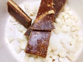 加入片糖，我的片糖不够用了一点白糖代替